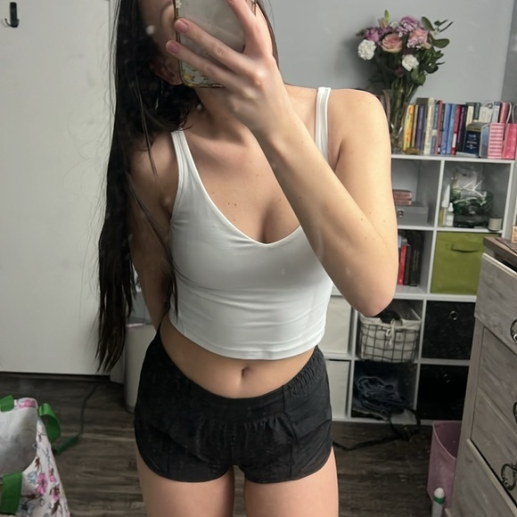 White Lululemon align tank in great condition size 6 - Picture 2 of 4